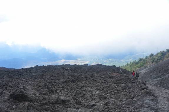 Descendo do vulcão Pacaya, próximo à Antigua, na Guatemala